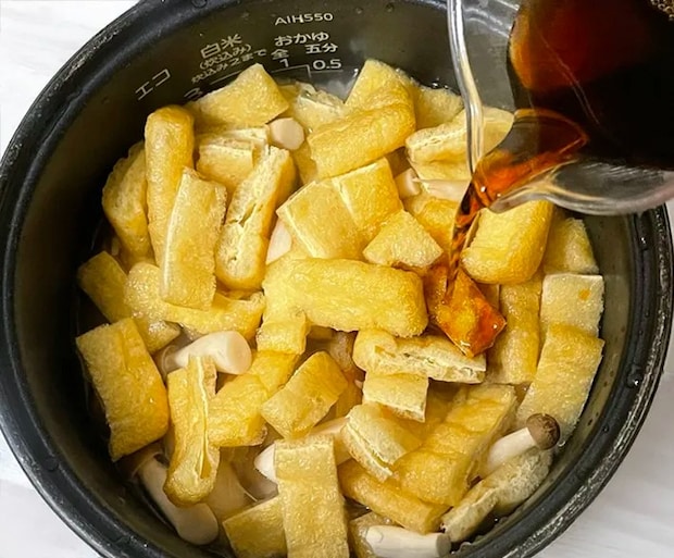 炊飯器に炊き込みご飯の具材を入れる写真（撮影：grapeフード編集部）