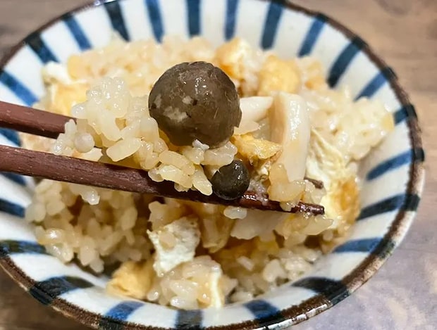 茶碗に盛った『味ぽん』で味つけした炊き込みご飯の写真（撮影：grapeフード編集部）