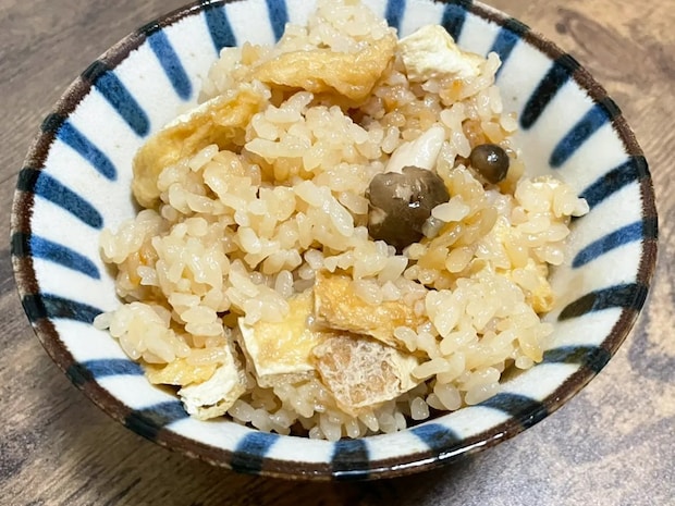 『さっぱり』とした炊き込みご飯？　調味料1つだけでできるレシピに「箸が止まらない」「食べやすい」