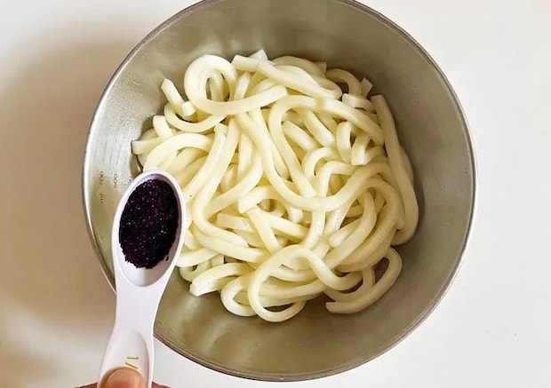 ボウルにゆかりを加える画像（撮影:エニママ）