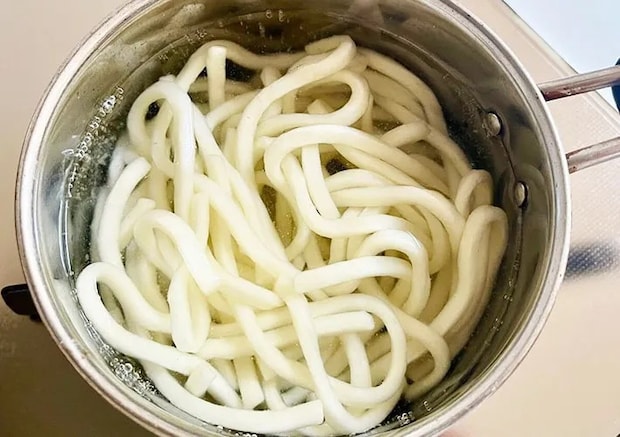 うどんをゆでる画像（撮影:エニママ）