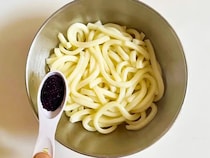 【調理10分】ふりかけ『ゆかり』をうどんに入れたら…　箸が止まらない絶品レシピ