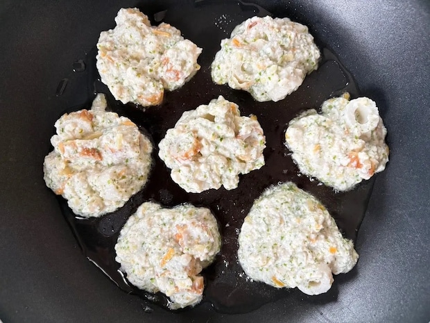 「豆腐×ちくわ」混ぜて焼くだけ！　包丁不要の『節約おかず』が家族にヒット【10分レシピ】