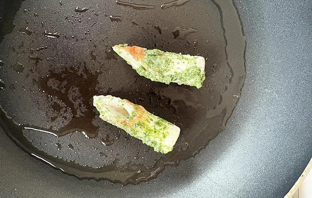 フライパンで焼いている画像（撮影：エニママ）