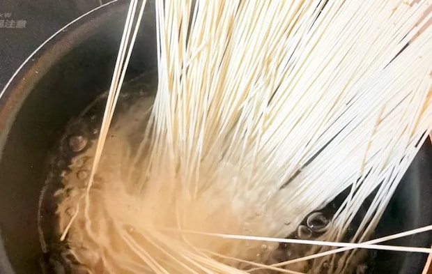 そうめんをゆでている画像（撮影：エニママ）