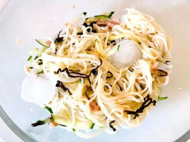 そうめんに“塩昆布”を混ぜるだけ？　めんつゆに飽きたら試してほしい『チャンプルー風』レシピ