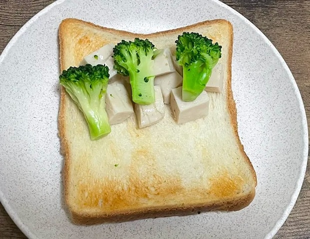食パンにサラダチキンとブロッコリーをのせた写真（撮影：grapeフード編集部）