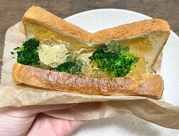 完成したコンソメゼリーが載ったサンドイッチの写真（撮影：grapeフード編集部）