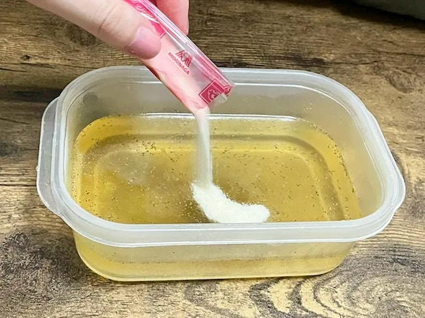 溶かしたコンソメにゼラチンを入れる写真（撮影：grapeフード編集部）