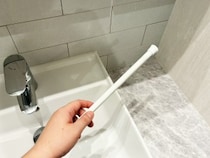洗面台横に「つっぱり棒」を密着させて設置　1分で『簡易棚』を作る収納ワザが便利！