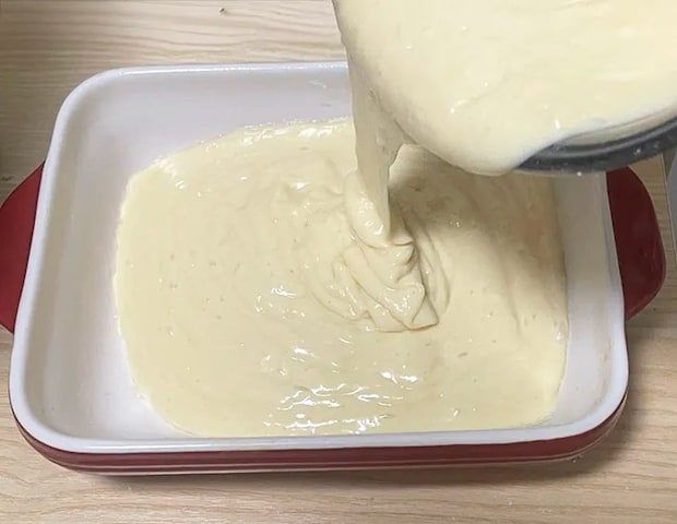 ケーキの生地を耐熱容器に流し込む写真（撮影：grapeフード編集部）
