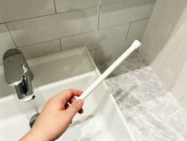 洗面台横に「つっぱり棒」を密着させて設置　1分で『簡易棚』を作る収納ワザが便利！