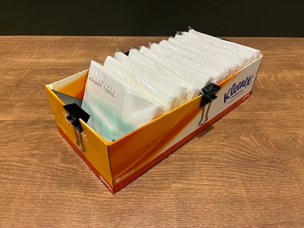 袋ティッシュを入れた、ティッシュの空き箱ケース（撮影：grapeライフハック編集部）