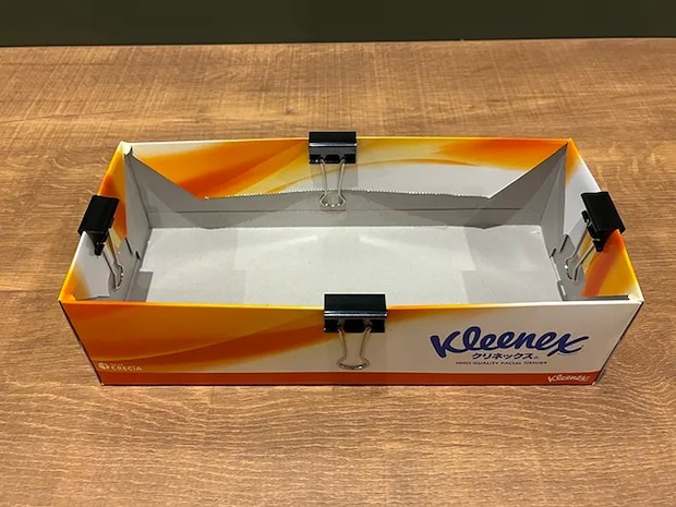 ダブルクリップで留めたティッシュの空き箱ケース（撮影：grapeライフハック編集部）