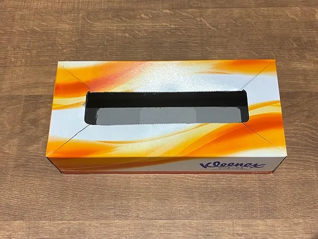 四隅に切れ込みを入れたティッシュの空き箱（撮影：grapeライフハック編集部）
