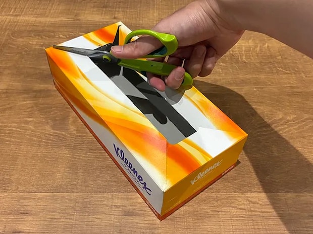 ティッシュの空き箱の隅に切れ込みを入れる場面（撮影：grapeライフハック編集部）