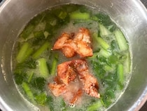 いつもの味噌汁に入れるだけ！　高校生息子が『これとご飯だけでいい』と歓喜した一杯