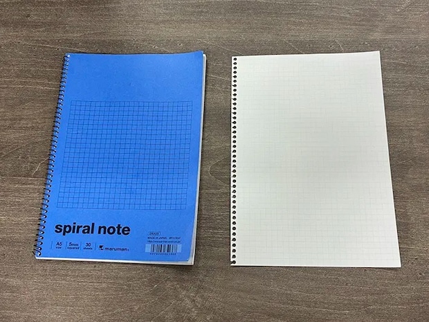 机に置かれたA5ノートと、1枚の用紙（撮影：grapeライフハック編集部）