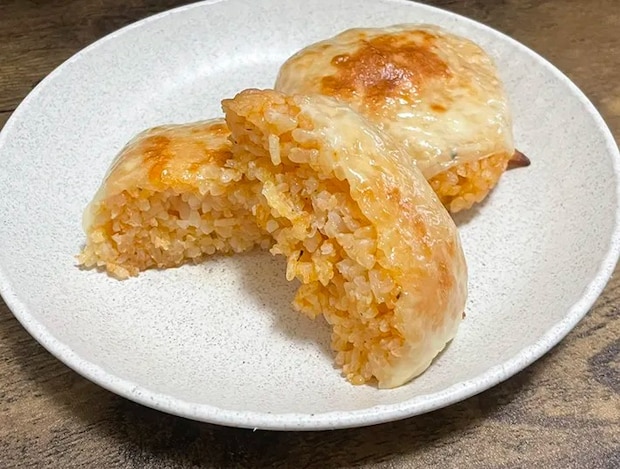 焼きおにぎりの断面の写真（撮影：grapeフード編集部）
