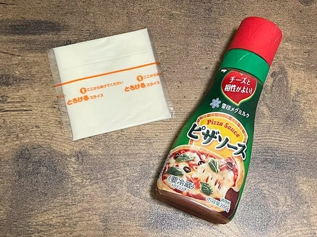 スライスチーズとピザソースの写真（撮影：grapeフード編集部）