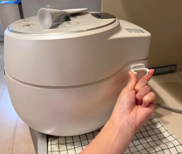 炊飯器に設置している様子（撮影：grapeライフハック編集部）