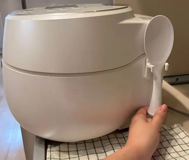 しゃもじを引っ掛けている様子（撮影：grapeライフハック編集部）
