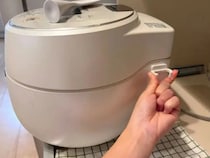 しゃもじが炊飯器に浮く！　セリアの『マグネットシェーバーホルダー』の意外な活用法