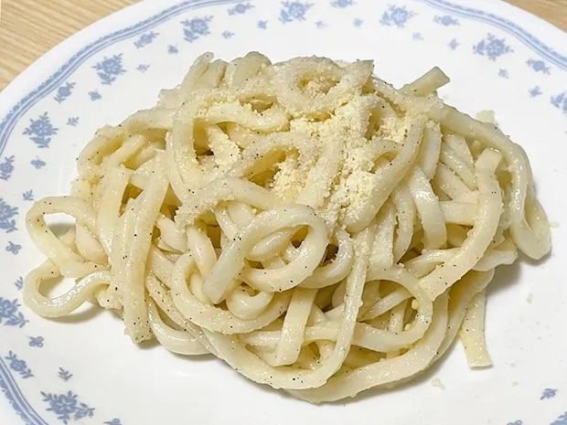 完成したレモンうどんの写真（撮影：grapeフード編集部）