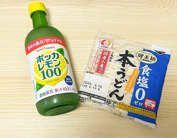 『ポッカレモン100』とうどんの写真（撮影：grapeフード編集部）
