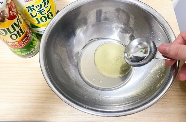 『ポッカレモン100』とオリーブオイルをボウルに入れる写真（撮影：grapeフード編集部）