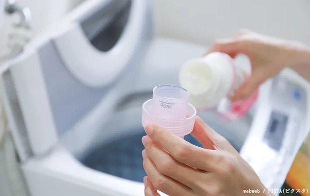 洗濯機に中性洗剤を入れる写真