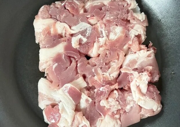 豚肉をフライパンに投入した画像（撮影：エニママ）