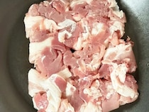 豚こま肉はほぐさず、パックからフライパンへ！　完成した『油淋豚』に「ご飯が足りない…！」