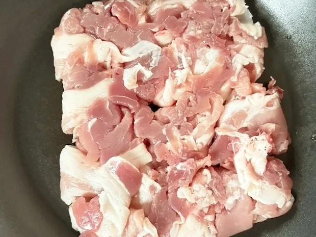 豚こま肉はほぐさず、パックからフライパンへ！　完成した『油淋豚』に「ご飯が足りない…！」
