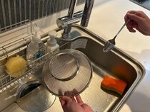 ザルが『スプーン』で洗いやすくなる！　水に20秒当てるだけの裏ワザ