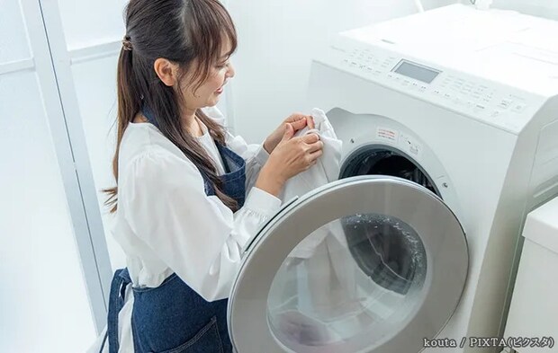 洗濯をする女性の写真
