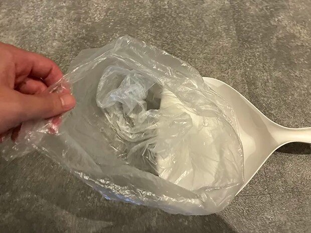 ゴミが入ったビニール袋（撮影：grapeライフハック編集部）
