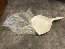 ちりとりに1枚の『ビニール袋』をセット　玄関掃除がラクになる方法が「一石二鳥！」