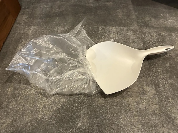 ちりとりに1枚の『ビニール袋』をセット 玄関掃除がラクになる方法が「一石二鳥!」