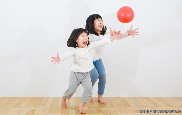 風船で遊ぶ子供の写真