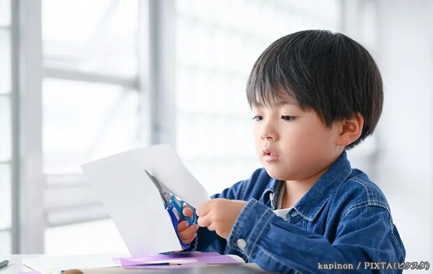 工作をする子供の写真