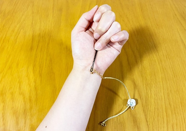 ブレスレットを簡単につける方法の写真（撮影：grapeライフハック編集部）
