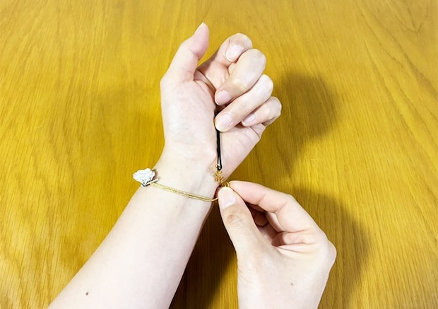 ブレスレットを簡単につける方法の写真（撮影：grapeライフハック編集部）