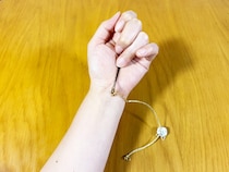 ブレスレットに『ヘアピン』を通すと超便利　30秒でできる時短ワザに「これまでの苦労は…」