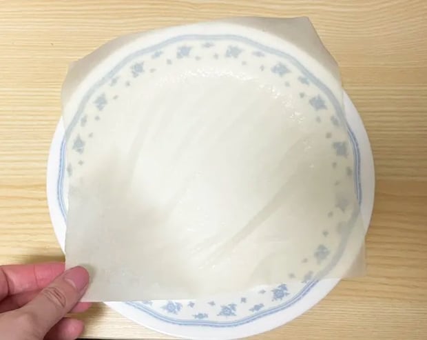 春巻きの皮を水に浸す写真（撮影：grapeフード編集部）