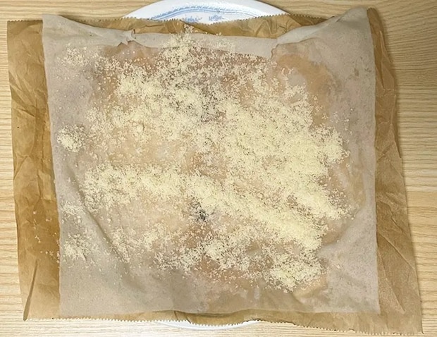 春巻きの皮に粉チーズをかける写真（撮影：grapeフード編集部）