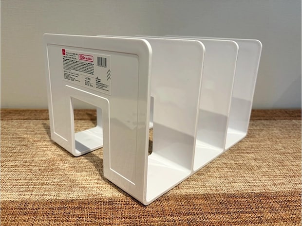 キッチンにブックエンドを設置！　調理器具がスッキリする活用法に「専用アイテムみたい」