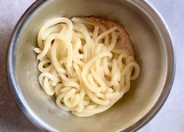 ボウルにうどんを加えた画像（撮影：エニママ）