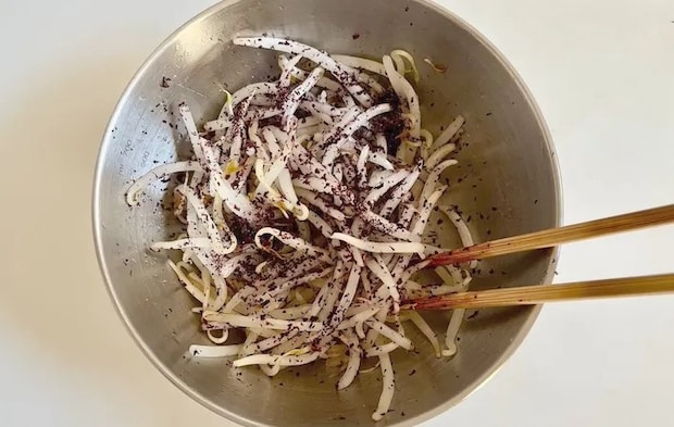 ボウルでモヤシと調味料を和えた画像（撮影：エニママ）