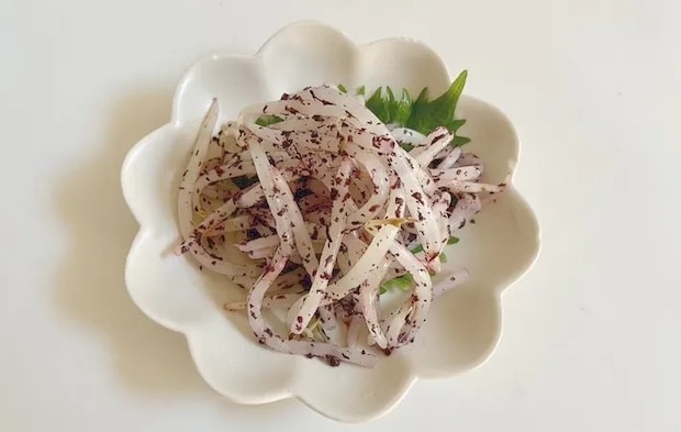 器に盛りつけた『ゆかりとモヤシの和え物』の画像（撮影：エニママ）